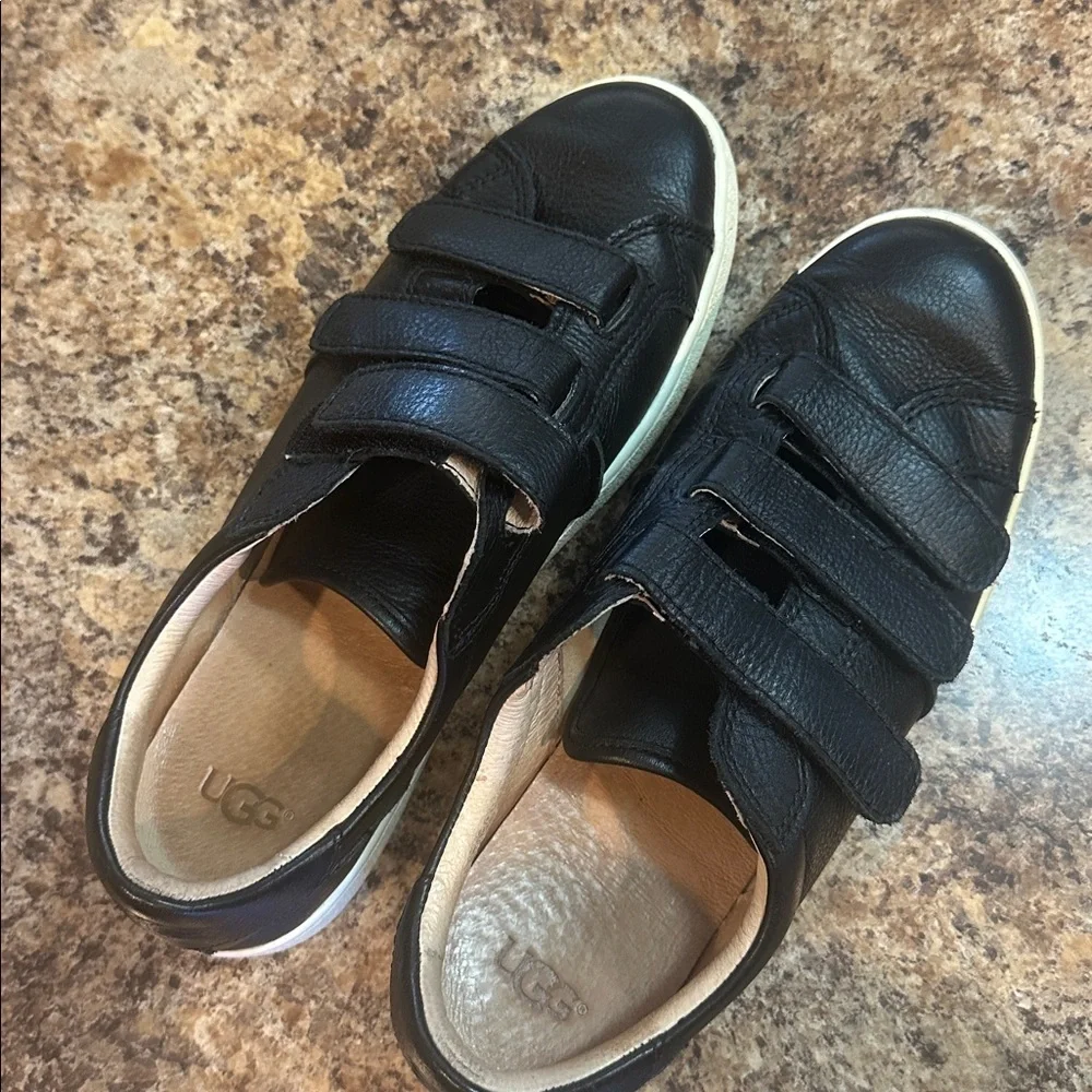 UGG Black LEATHER WOMENS 9 SNEAKER with Velcro Straps